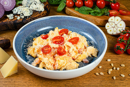 Скрэмбл томат и сыр