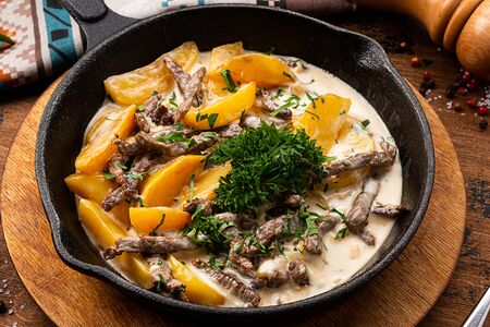 Говяжья вырезка с картофелем в сливочном соусе