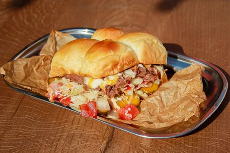 Слайдеры с томленой говяжьей грудинкой