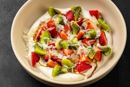 Клубника со сметаной и киви