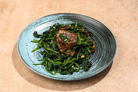 Салат с говядиной и шпинатом