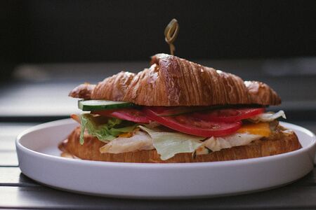 Круассан с цыпленком