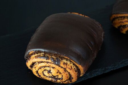 Булочка маковая в шоколадной глазури