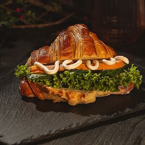 Круассан с копчёной курицей и соусом цезарь