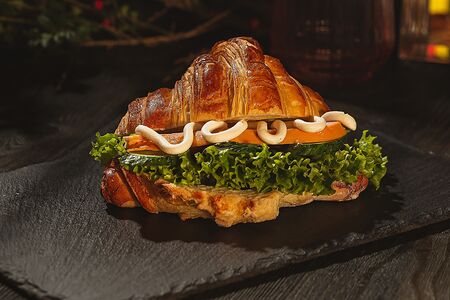 Круассан с копчёной курицей и соусом цезарь