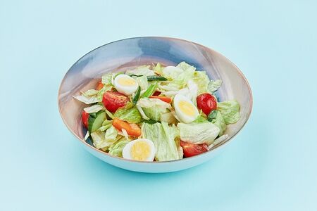 Салат из сезонных овощей с перепелиными яйцами