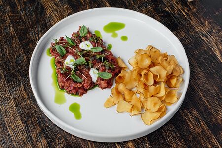 Тартар из говядины с муссом из козьего сыра