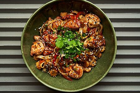 Пад-тай с курицей и большими креветками