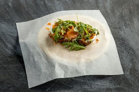 Брускетта с лососем шеф-посола и соусом сладким чили