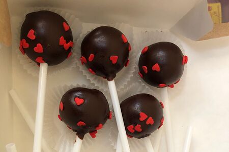 Пирожное на палочке в шоколаде