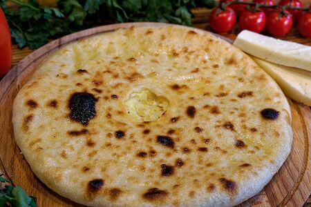 Осетинский пирог с сыром, помидором и зеленым луком