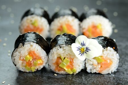 Малый ролл Замес лосося и авокадо №48