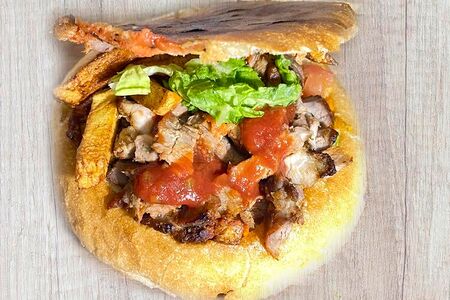 Шаурма в булке с курицей