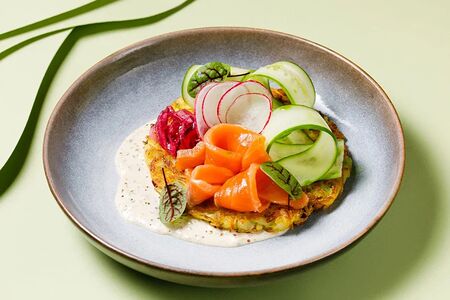 Картофельный драник с лососем и соусом тартар