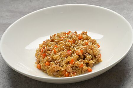 Жареный рис с цыпленком и овощами