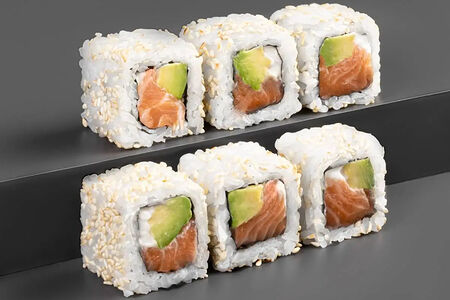 Ролл Калифорния с лососем и кунжутом