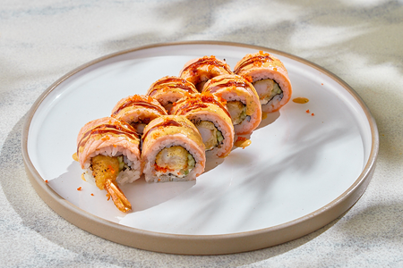 Ролл опаленный с лососем и креветкой