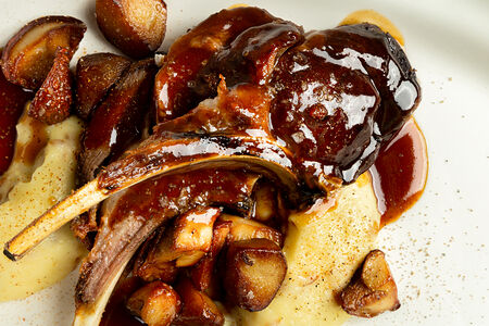 Корейка ягненка с белыми грибами и пюре