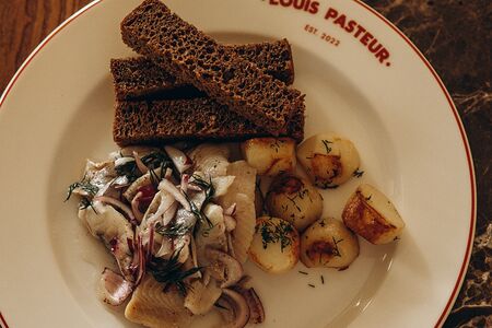 Сельдь с домашним картофелем и луком