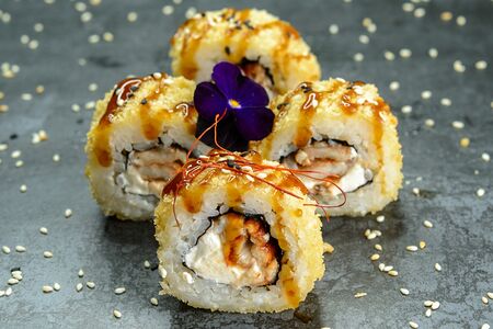 Жареный мини-бикини с угрем