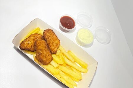 Наггетсы куриные, картофель фри, соус