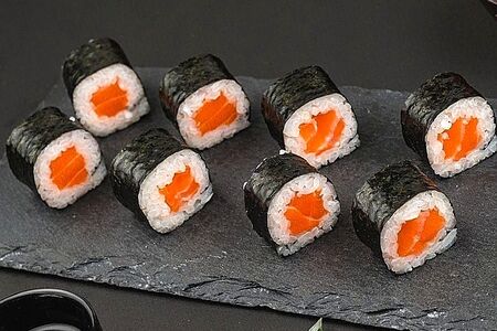 Маки с лососем