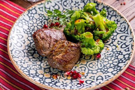 Медальоны из говяжьей вырезки с брокколи