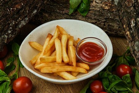 Картофель фри с соусом