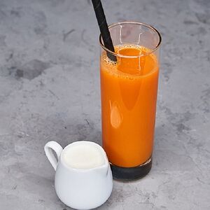 Свежевыжатый морковный сок со сливками