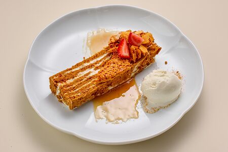 Медовик с ромашковым мороженным