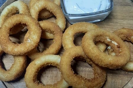 Луковые кольца с соусом Тартар