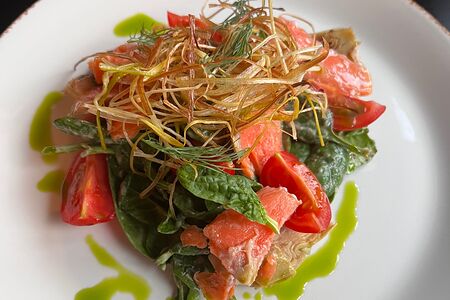 Салат с копченым лососем, артишоками и грушевым соусом