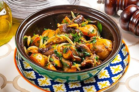Жареный картофель с луком и грибами