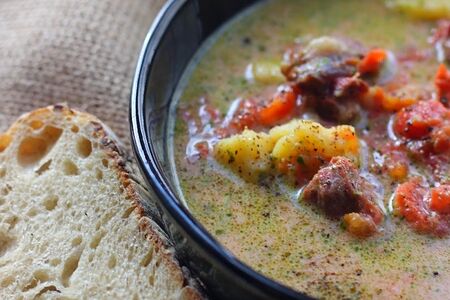 Сливочно-томатный суп с говядиной