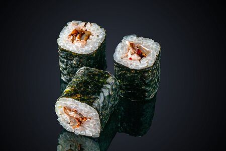 Маки с угрем