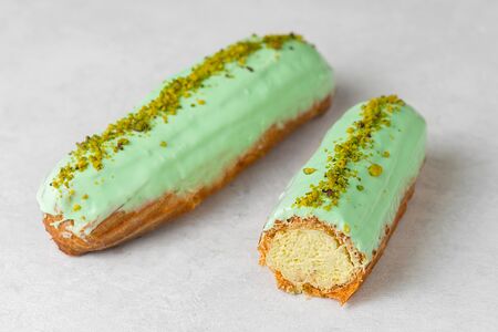 Эклер фисташковый