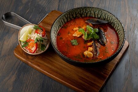 Том ям с морепродуктами