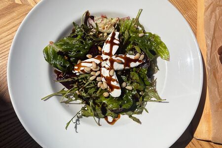 Салат с запеченной свёклой и сливочным сыром