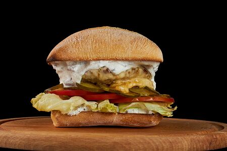 Бургер со cвинoй котлетой