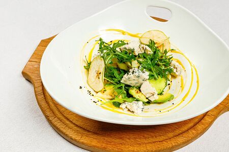 Салат с грушей, авокадо и горгонзолой