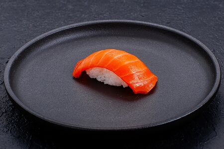 Нигири с лососем