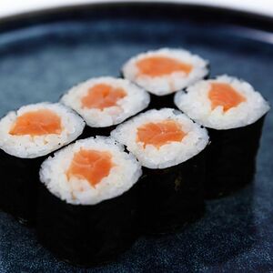 Ролл с лососем