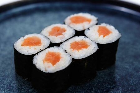 Ролл с лососем