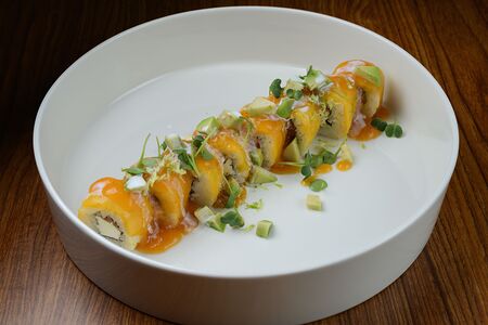 Роллы с семгой, манго и тайским соусом