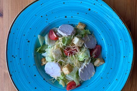 Салат Цезарь с курицей