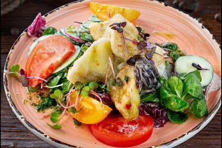 Салат с томлеными говяжьими щечками и сладкими баклажанами