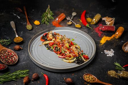 Черные спагетти с угрем