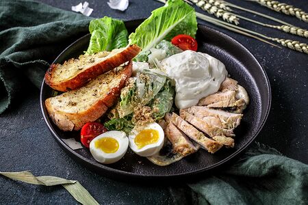 Цезарь с курицей и чиабаттой в прованских травах