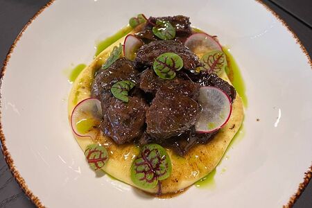 Говяжьи щечки с соусом демиглас