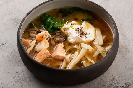 Суп с лососем, тигровой креветкой и лапшой Удон